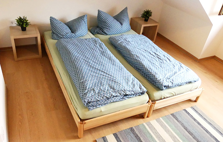 Schlafzimmer mit 2 Betten